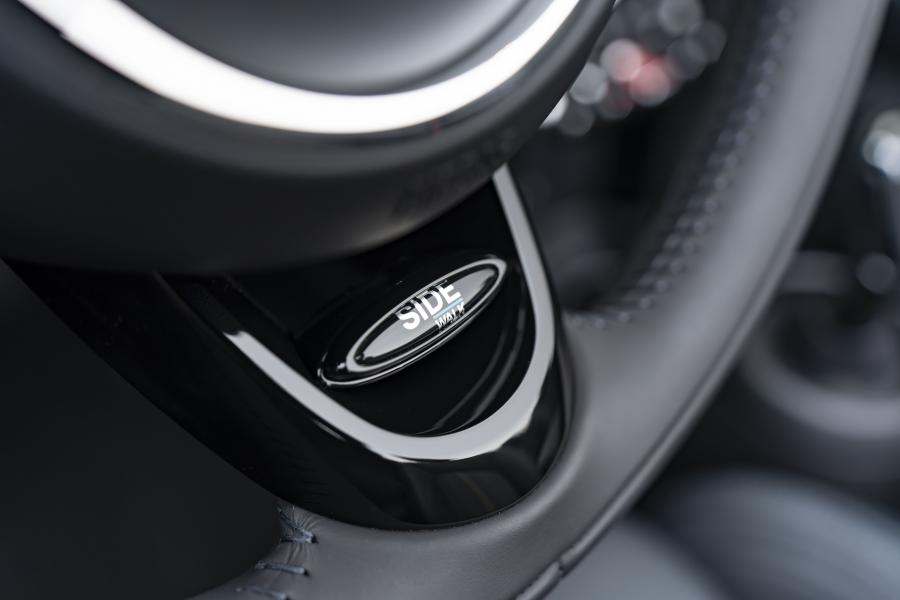 Детали интерьера Mini Cooper S Cabrio Sidewalk (F57) 2020 года  (WW) (фото 28 из 53)